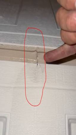 garage-door-cracked-in-between-sections